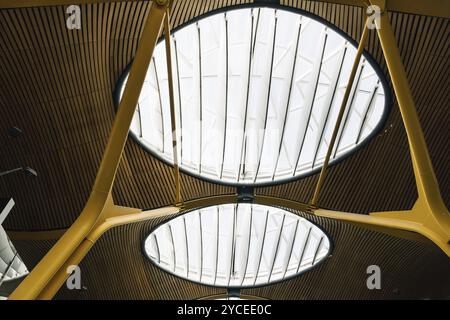 MADRID, SPANIEN, 24. August 2023: Architektonische Details der Decken und Oberlichter des Terminals T4 Adolfo Suarez Flughafen Madrid Barajas Stockfoto