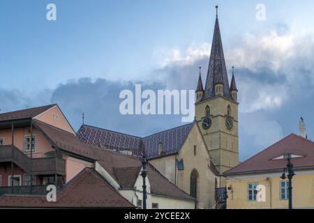 Blick auf die lutherische Kathedrale vom historischen Zentrum von Sibiu Stockfoto