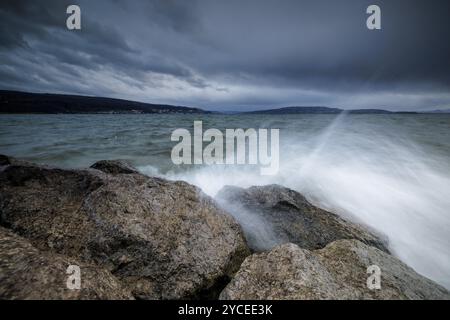 Mächtige Wellen schlagen unter stürmischem Himmel gegen Steine, Hafen, Mittelzell, Reichenau, Bodensee, Baden-Württemberg, Deutschland, Europa Stockfoto