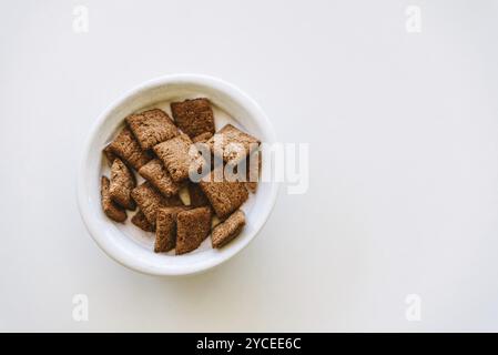 Müsli und Cornflakes mit Joghurt auf weißem Tisch. Horizontale Komposition, Draufsicht, Kopierraum Stockfoto