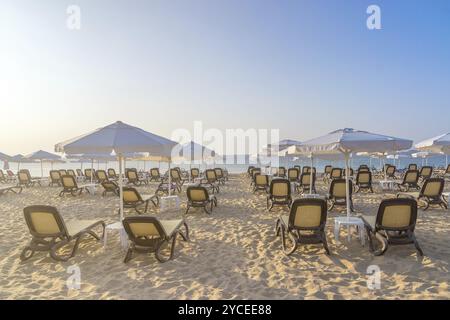 Liegestühle und Sonnenschirme an einem wunderschönen Strand bei Sonnenaufgang in Sunny Beach an der Schwarzmeerküste Bulgariens Stockfoto