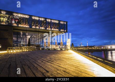 Kopenhagen, Dänemark, 11. August 2016. Das königliche dänische Spielhaus bei Nacht. Es ist ein Theatergebäude des Königlichen Dänischen Theaters, das sich am harb befindet Stockfoto