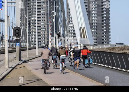 Rotterdam, Niederlande, 8. Mai 2022: Überquerung und Fahrzeuge auf der Erasmusbrug-Brücke über die neue Maas. Sonniger Frühlingstag Stockfoto