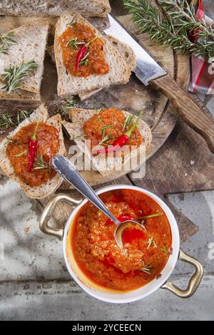 Bruschetta Brot mit Tomaten und Chili Sauce und Integral Stockfoto