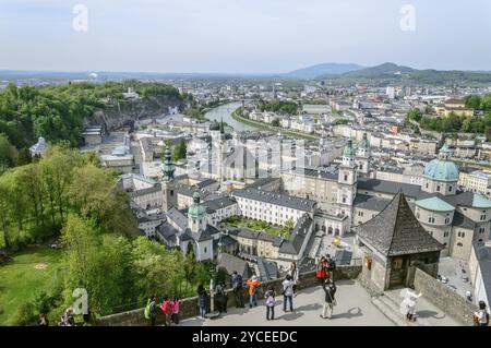 Salzburg, Österreich, 29. April 2015: Blick vom Schloss Hohensalzburg. Salzburg ist bekannt für seine barocke Architektur und war der Geburtsort Mozarts. Stockfoto