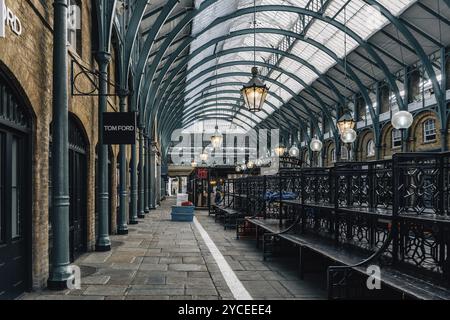 LONDON, Großbritannien, 25. August 2023: Innenansicht des Covent Garden Market. Covent Garden liegt im West End von London und ist bekannt für seine luxuriöse Fashionik Stockfoto