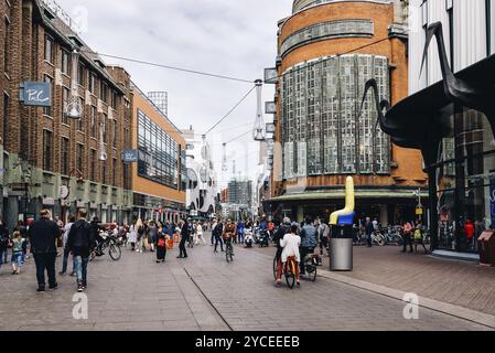 The Haag, Niederlande, 7. August 2016: Unbekannte Menschen in der Grote Marktstraat, einer Geschäftsstraße im Stadtzentrum von den Haag. Den Haag ist Stockfoto