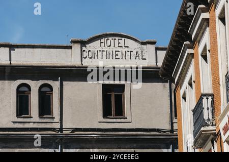 Avila, Spanien, 11. September 2022: Beschilderung des verlassenen Continental Hotels in der europäischen Altstadt Stockfoto