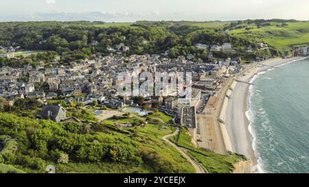 Aus der Vogelperspektive auf das Dorf Etretat in der Normandie und den Strand und das Wasser von Manche (englischer Kanal). Wunderschöner Ort für Sommeraktivitäten: Wandern, Schwimmen. Stockfoto