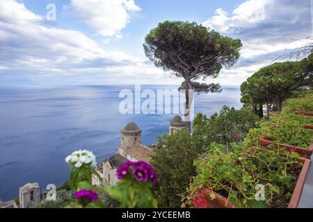 Fantastische Aussicht von der Villa? Rufolo am Mittelmeer und einige alte Gebäude und Kiefern (Pinien) Süditalien. Kleines weißes Boot in lest Side, Punkt i Stockfoto