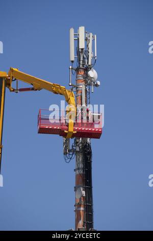 Normale Wartung und Steuerung einer Antenne für die Kommunikation Stockfoto