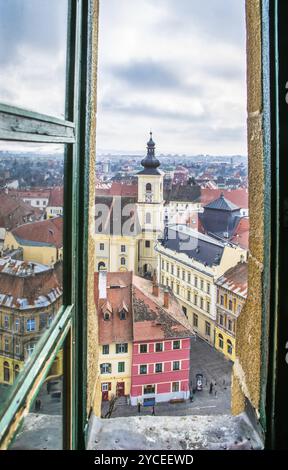 Blick auf das historische Zentrum von Sibiu und die römisch-katholische Kirche der Heiligen Dreifaltigkeit von der Evangelischen Kirche aus Stockfoto