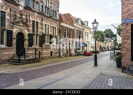 Naarden, Niederlande, 5. August 2016: Malerische Straße im Stadtzentrum von Naarden. Naarden wurde zu einer befestigten Garnisonsstadt mit einem Textil i entwickelt Stockfoto