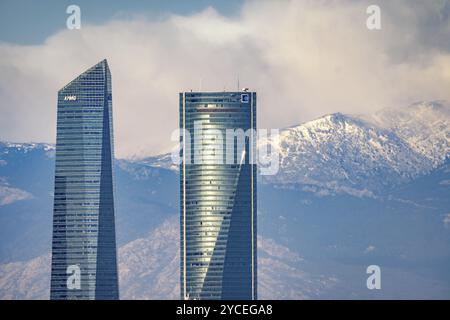 Madrid, Spanien, 11. dezember 2021: Blick auf die Skyline von Madrid vor schneebedeckten Bergen. Cuatro Torres Business Area, Europa Stockfoto