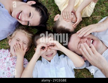 Glückliche Familie, die im Boden liegt Stockfoto