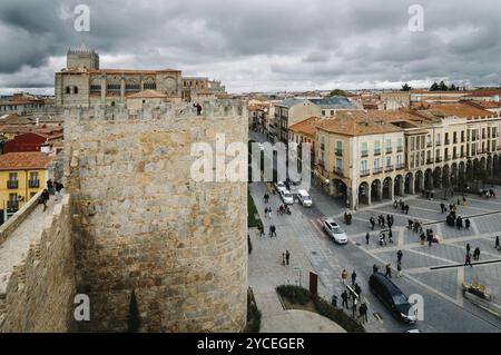 Avila, Spanien, 11. November 2014: Stadtbild von Avila von mittelalterlichen Mauern ein bewölkter Tag. Die Altstadt und ihre extramuralen Kirchen wurden zum World H erklärt Stockfoto