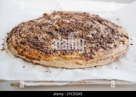 Hausgemachte Kuchen verziert mit Schokoladenstückchen Stockfoto