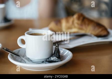 Kaffee und croissant Stockfoto