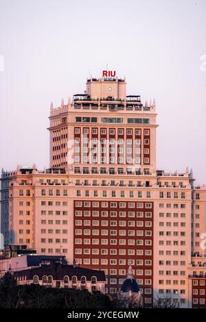 Madrid, Spanien, 4. März 2023: Teleobjektivansicht des Hotel Riu Plaza Espana, das sich im emblematischen Edificio Espana auf der Gran Via befindet. Blick bei Sonnenuntergang Stockfoto