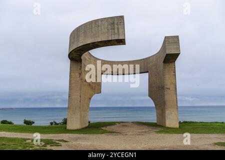 Gijon, Spanien, 28. März 2024: Elogio del Horizonte oder als Lob für die auf das Meer ausgerichtete Betonskulptur des baskischen Künstlers Eduardo Chillida. Das ist es Stockfoto