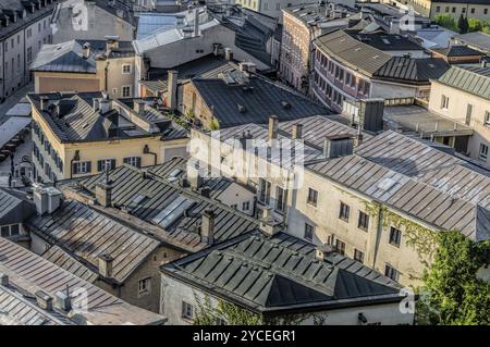 Stadtbild vom Kapuzinerberg in der Abenddämmerung. Zinkdächer in Wohngebäuden. Salzburg war der Geburtsort Mozarts. Es ist eine UNESCO-Welt Er Stockfoto