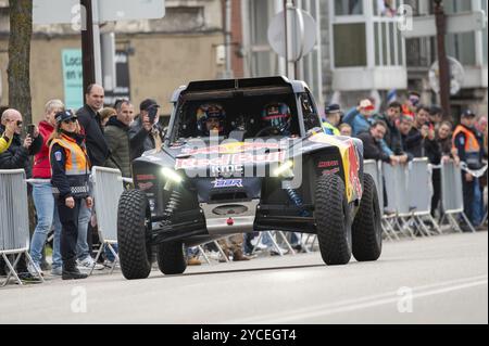 Burgos, Spanien, 16. März 2024: Fahrer Cristina Gutierrez während einer Straßenausstellung, nachdem sie 2024 Siegerin der Dakar Rallye in der T3-Kategorie wurde Stockfoto