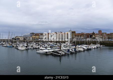 Gijon, Spanien, 28. März 2024: Der Hafen von Gijon, Asturien, ein bewölkter Tag, Europa Stockfoto