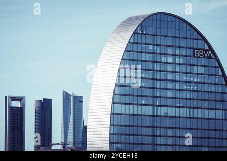 Madrid, Spanien, 19. Juni 2021: City BBVA. Hauptsitz der BBVA Bank im Bezirk Las Tablas. Das La Vela Gebäude wurde von Herzog und de Meuron entworfen. Finanzen Stockfoto