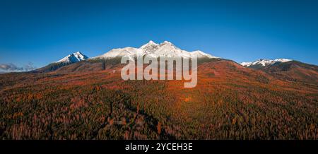 Tatranske Matliare, Slowakei - aus der Vogelperspektive auf die schneebedeckten Berge des Lomnicky Peak in der Hohen Tatra mit wunderschönem rot-orangen Herbst tr Stockfoto