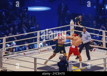 28.11.2015 Düsseldorf, Deutschland. Tyson Fury schwingt leidenschaftlich um eine rechte Hand, um Vladimir Klitschko Boxer zu schlagen. Der Schiedsrichter Tony wochenlang im Boxer Stockfoto