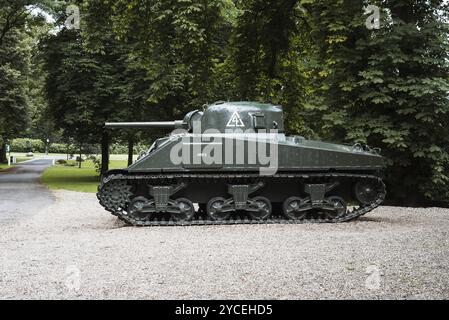 Oosterbeek, Niederlande, 9. August 2016: Sherman Kampfpanzer im Garten des Airborne Museums Hartenstein. Sie ist der Schlacht von Arnheim in gewidmet Stockfoto