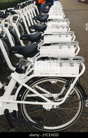 Kopenhagen, Dänemark, 10. August 2016. Reihe von weißen Leihfahrrädern, die pro Stunde gemietet werden können. Selektiver Fokus, Europa Stockfoto