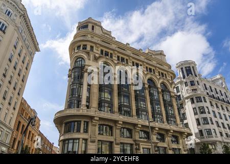 Madrid, Spanien, 10. Oktober 2021: Flacher Blick auf die Fassade des Matesanz-Gebäudes auf der Gran Via, entworfen vom Architekten Antonio Palacios, Europa Stockfoto