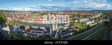 Märchenstadt: Würzburg in Bayern. Panorama vom Hügel der Festung Marienberg : links, Fußgängerbrücke am Main) am Bott Stockfoto