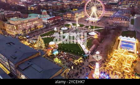 Beeindruckender Blickwinkel auf den Stuttgarter Weihnachtsmarkt?n Stuttgart Mitte (Stuttgarter Schlossplats) und das Schloss dahinter. Ferris Well und ich Stockfoto