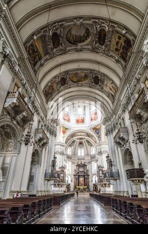 Salzburg, Österreich, 29. April 2015: Franziskanerkirche. Innenansicht. Salzburg ist bekannt für seine barocke Architektur und war der Geburtsort Mozars Stockfoto