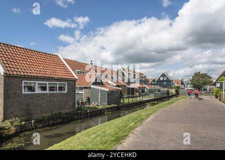 Marken, Niederlande, 08. August 2016. Malerische traditionelle Häuser in Marken. Es ist bekannt für seine charakteristischen Holzhäuser und traditionellen Trachten Stockfoto