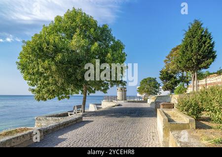 Eine schöne Straße in Nessebar antike Stadt an der bulgarischen Schwarzmeerküste. Nessebar oder nesebr ist ein UNESCO-Weltkulturerbe. Eine Straße in Nessebar Stockfoto