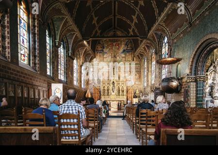 Brügge, Belgien, 29. Juli 2016: Innenansicht der Basilika des Heiligen Blutes von Brügge. Das historische Stadtzentrum gehört zum UNESCO-Weltkulturerbe. It Stockfoto