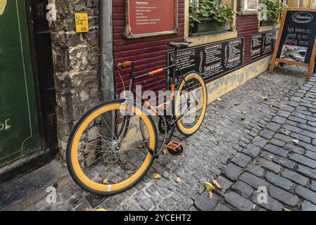 Gent, Belgien, 31. Juli 2016: Malerisches Restaurant mit geparkten Fahrrädern und Blumen in Gent, Europa Stockfoto