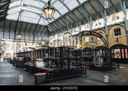 LONDON, Großbritannien, 25. August 2023: Innenansicht des Covent Garden Market. Covent Garden liegt im West End von London und ist bekannt für seine luxuriöse Fashionik Stockfoto