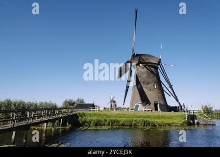 Wunderschöne holländische Windmühle Landschaft am Kinderdijk in den Niederlanden blauen Himmel am Tag des Sommers Stockfoto