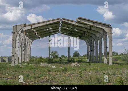 Ein ehemaliges sowjetisches Gebäude in Ruinen auf einem verlassenen Feld Stockfoto