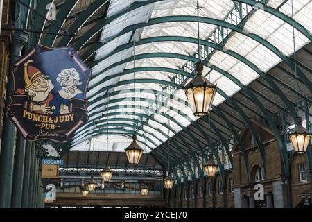 LONDON, Großbritannien, 25. August 2023: Innenansicht des Covent Garden Market. Covent Garden liegt im West End von London und ist bekannt für seine luxuriöse Fashionik Stockfoto