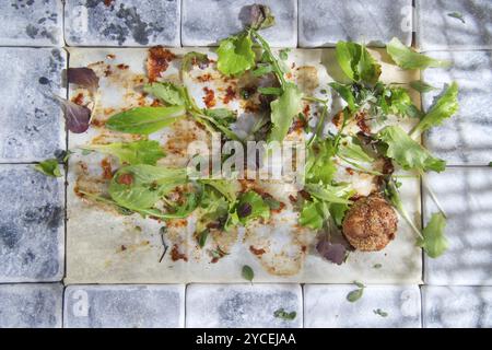 Was bleibt am Ende eine Schüssel mit Gemüse und Fleisch Stockfoto