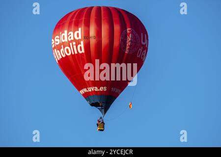 Segovia, Spanien, 5. Februar 2023: Bunte Heißluftballons vor blauem Himmel. Auf dem Ballon steht der Name der Stadt Valladolid, Europa Stockfoto