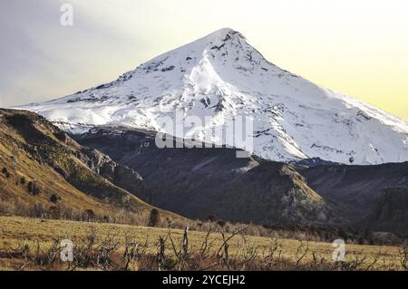 Der Lanin-Vulkan ist ein eisbedeckter, kegelförmiger Stratovulkan an der Grenze zwischen Argentinien und Chile. Er ist Teil zweier Nationalparks: Lanin in Argentinien Stockfoto