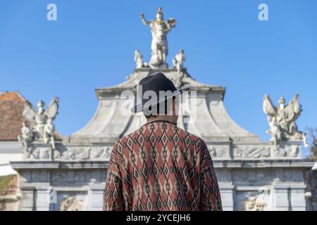 Ein junger Mann mit einem Hut bewundern, eine Festung Gate Eingang. Ein Mann bewundern das 3. Tor der Alba-Carolina Festung in Alba Iulia, Rumänien. Al Stockfoto