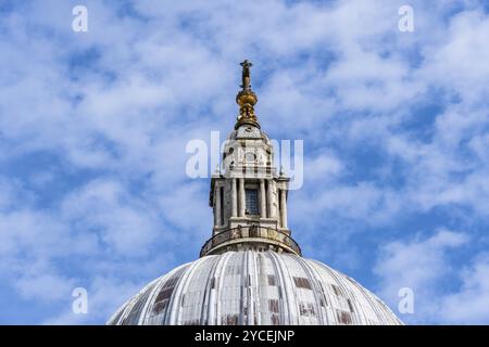 Flacher Blick auf den Dom der St. Paul Cathedral in London. Detail der Laterne Stockfoto