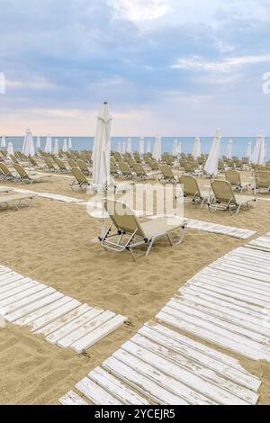 Liegestühle und Sonnenschirme an einem wunderschönen Strand am Sonnenstrand an der Schwarzmeerküste Bulgariens Stockfoto